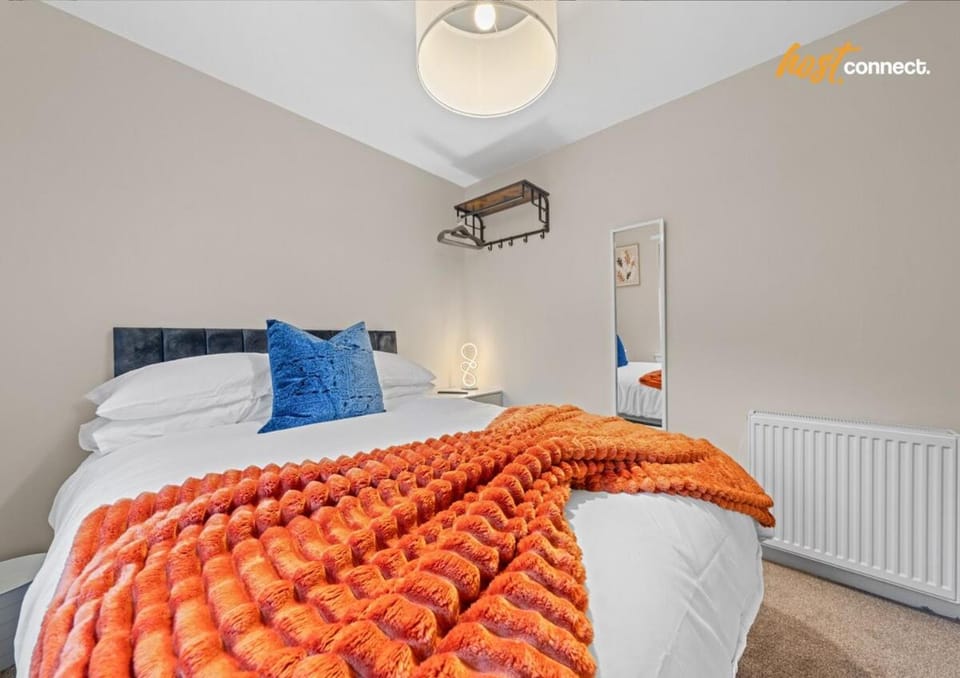 2 Bed Home in Paisley I Sleeps 4 House in Paisley