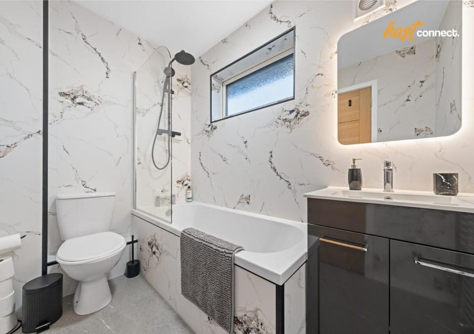 2 Bed Home in Paisley I Sleeps 4 House in Paisley