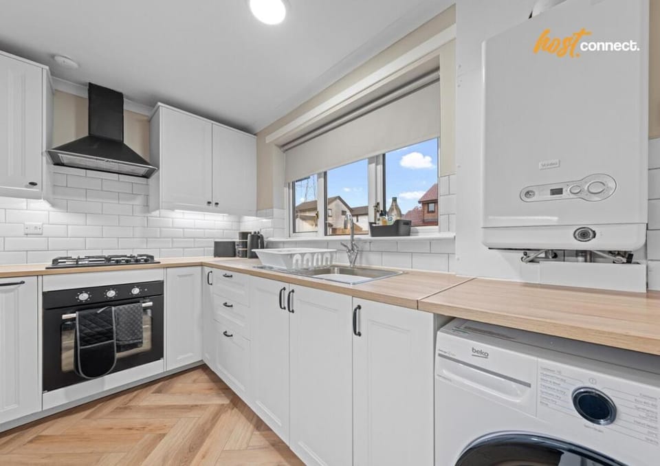 2 Bed Home in Paisley I Sleeps 4 House in Paisley