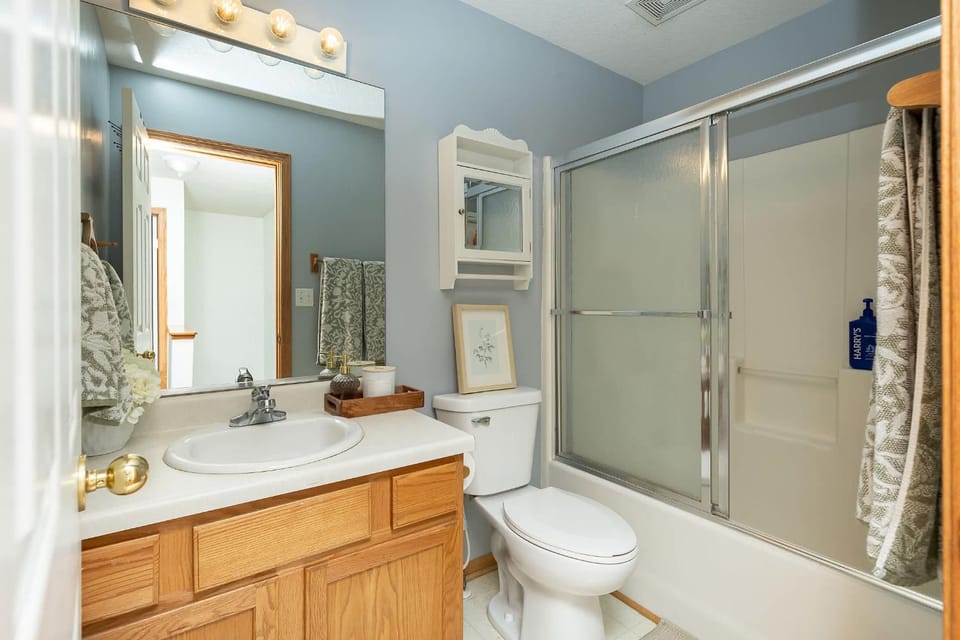 Spacious 4 Bed 2-5 BA Modern Home House in Altoona