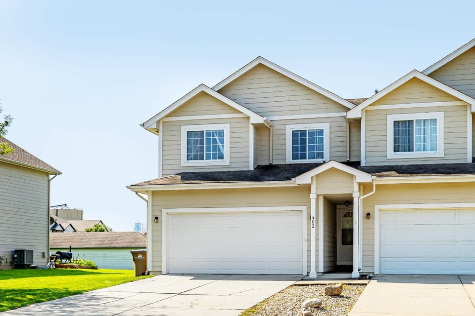 Spacious 4 Bed 2-5 BA Modern Home House in Altoona