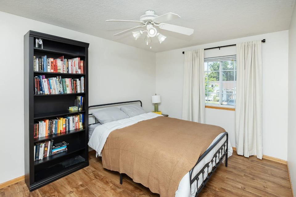 Spacious 4 Bed 2-5 BA Modern Home House in Altoona