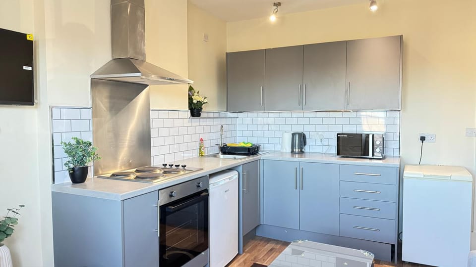King Bed Flat with Garden, Walks & Private Parking Apartment in Leicester