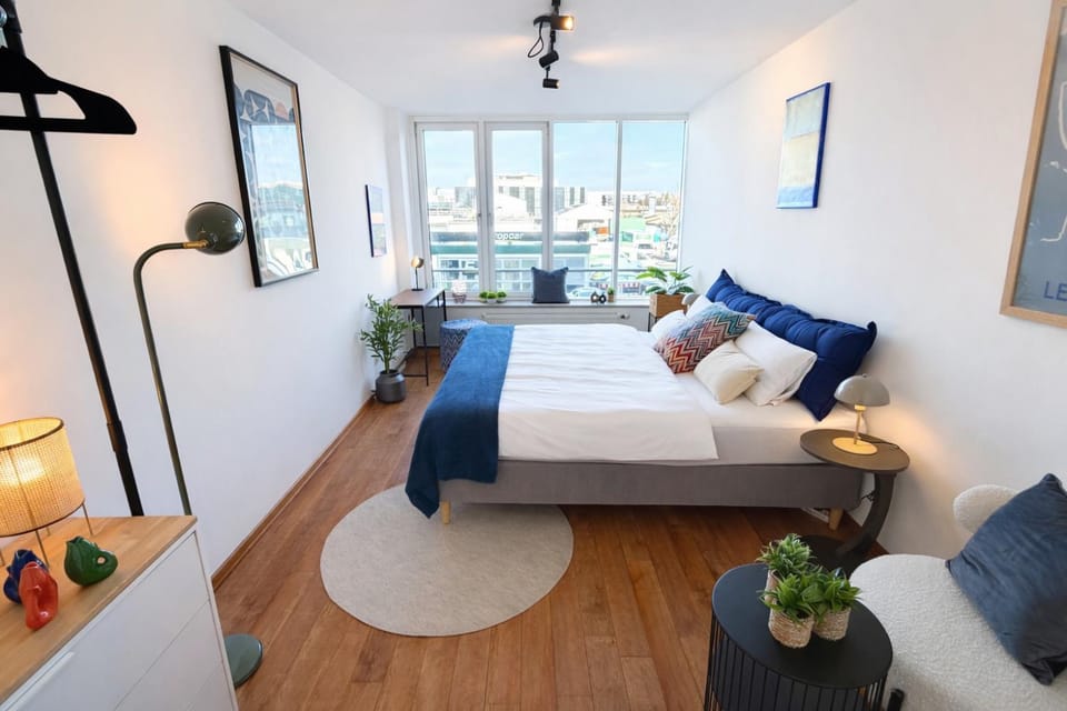 Bed, Photo of the whole room, Seating area, Bedroom