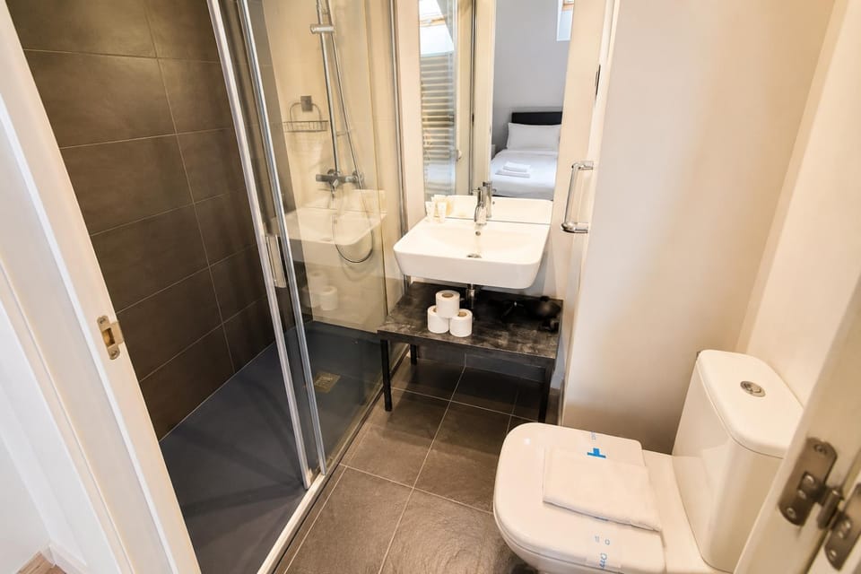 Shower, Toilet, Bathroom, towels