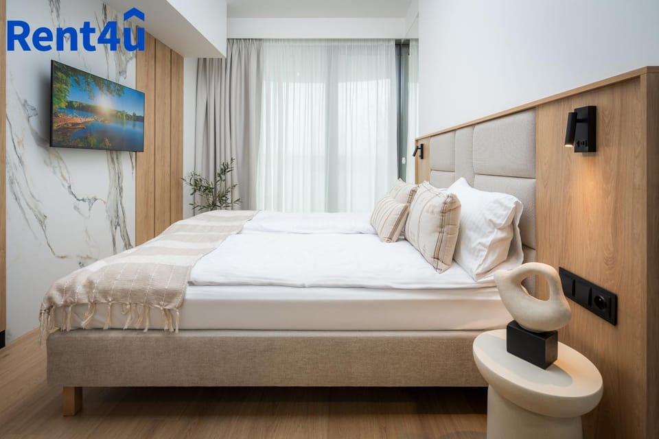 Bed, TV and multimedia, Bedroom