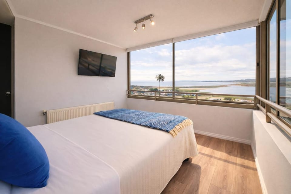 Bed, Natural landscape, TV and multimedia, Photo of the whole room, Bedroom, River view, Sea view