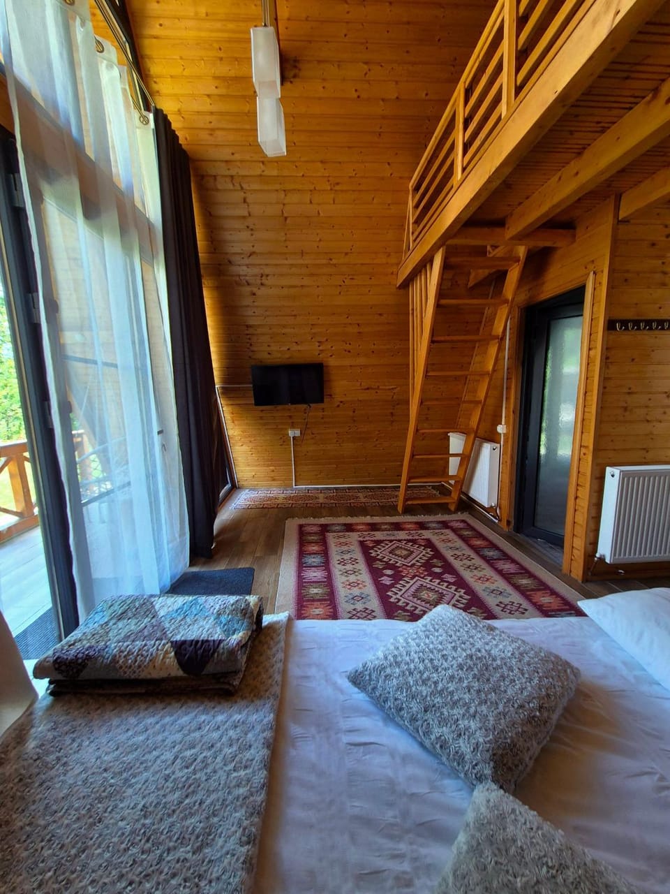 Bed, TV and multimedia, Living room