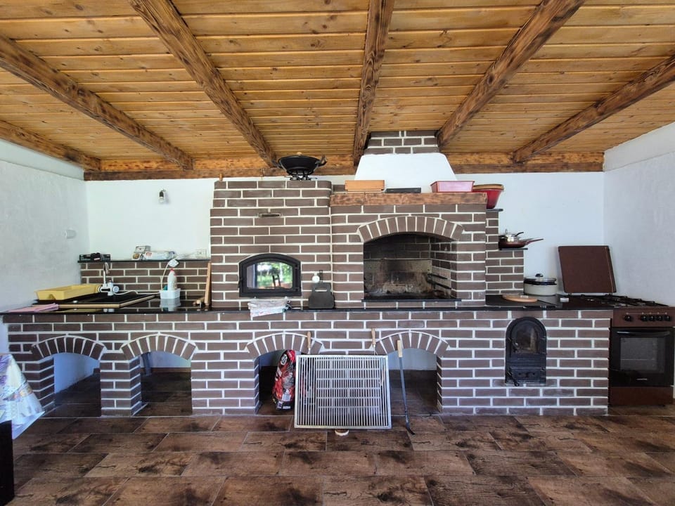 BBQ facilities, Kitchen or kitchenette, fireplace, oven, pet friendly, stove