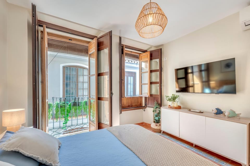 Bed, TV and multimedia, Balcony/Terrace, City view, storage, air conditioner