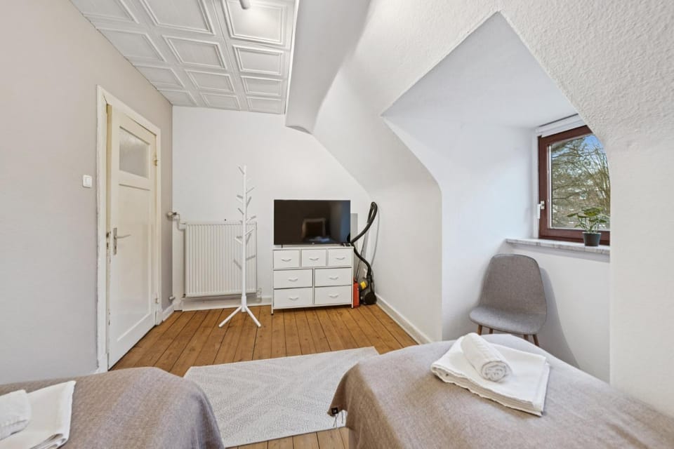 Bed, TV and multimedia, Photo of the whole room, Bedroom, towels