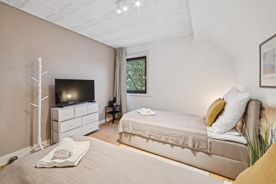 Bed, TV and multimedia, Bedroom, towels