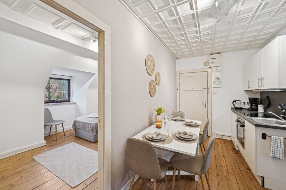 Coffee/tea facilities, Kitchen or kitchenette, Seating area, Dining area, oven, stove, toaster