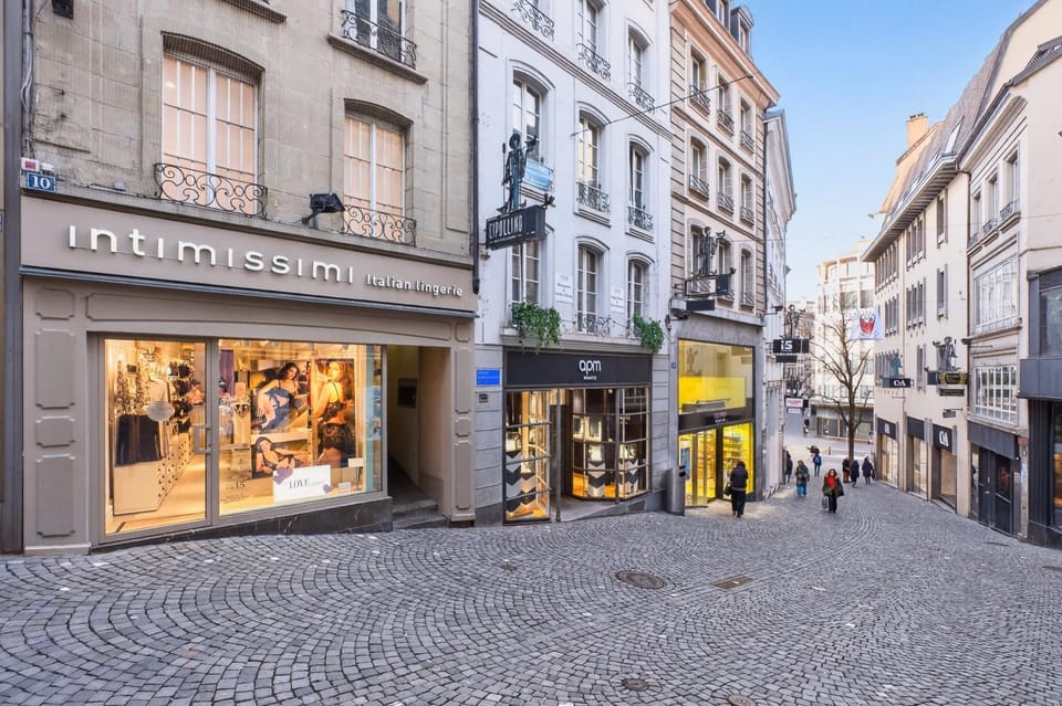 Day, People, Neighbourhood, City view, Street view, Location