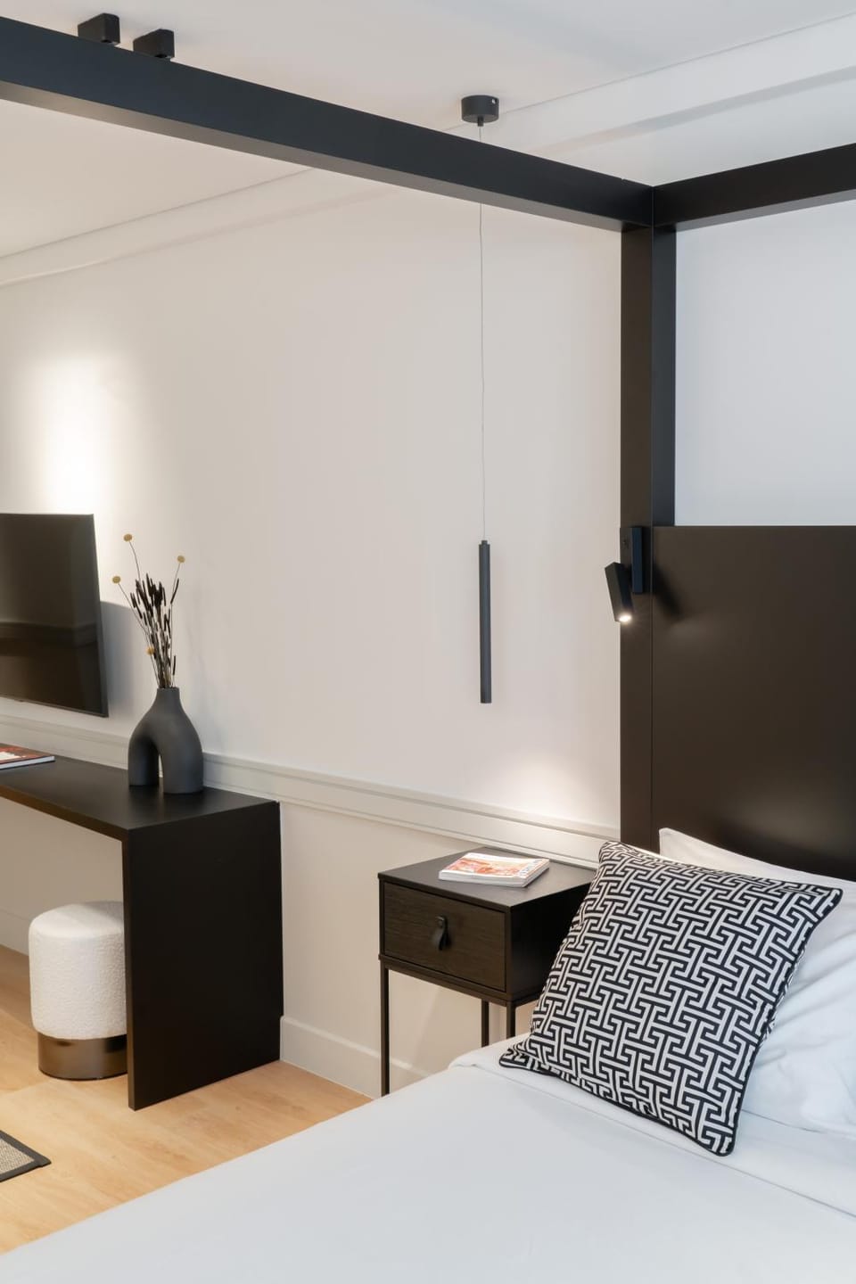 Bed, TV and multimedia, Living room, Photo of the whole room, Seating area, Bedroom, hair dresser