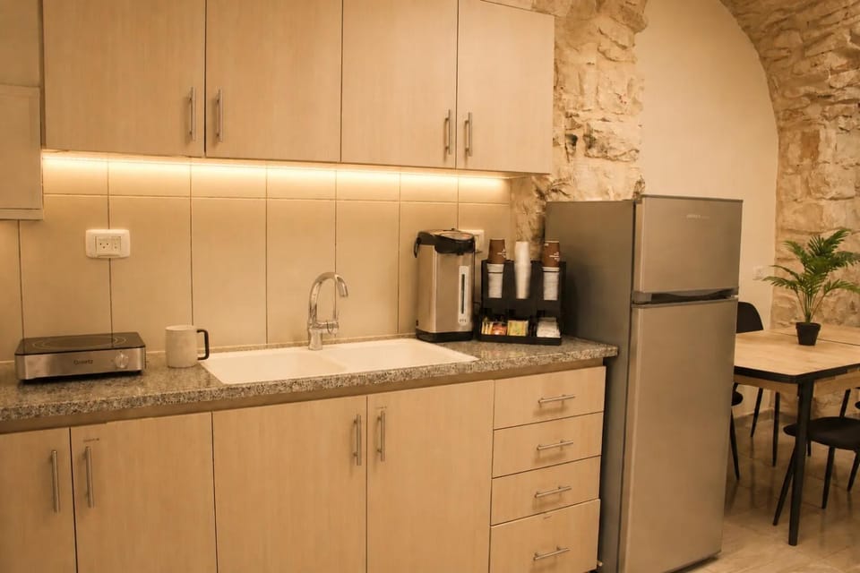 Coffee/tea facilities, Kitchen or kitchenette, stove