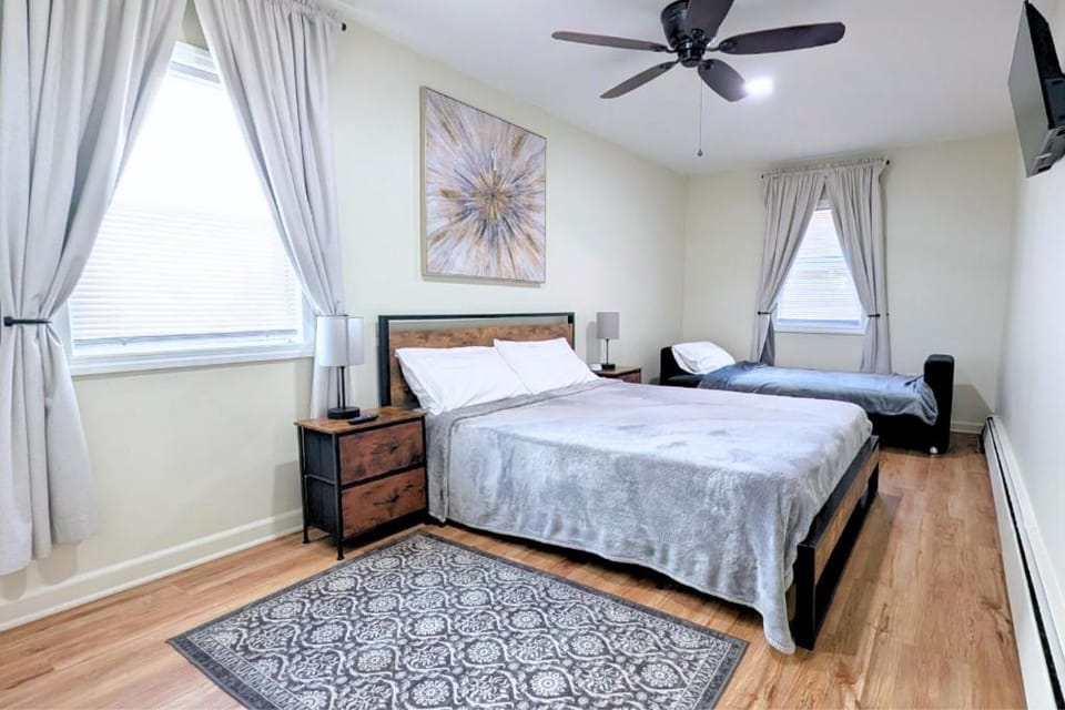 Bed, Day, TV and multimedia, Photo of the whole room, Bedroom