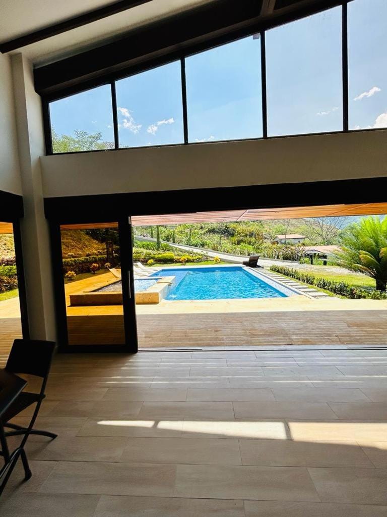 Villa Cavil Jacuzzi con Calefaccion Cerca a Medellin Villa in Antioquia