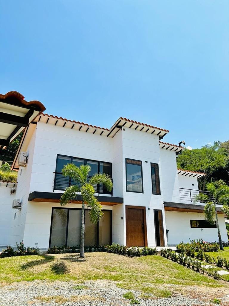 Villa Cavil Jacuzzi con Calefaccion Cerca a Medellin Villa in Antioquia