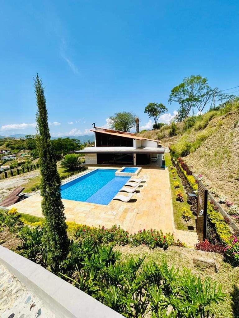 Villa Cavil Jacuzzi con Calefaccion Cerca a Medellin Villa in Antioquia