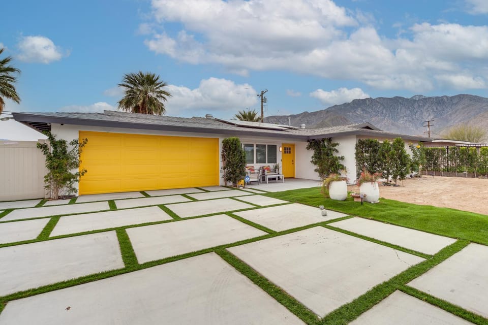 Palm Springs Oasis | Poolside Retreat House in Palm Springs