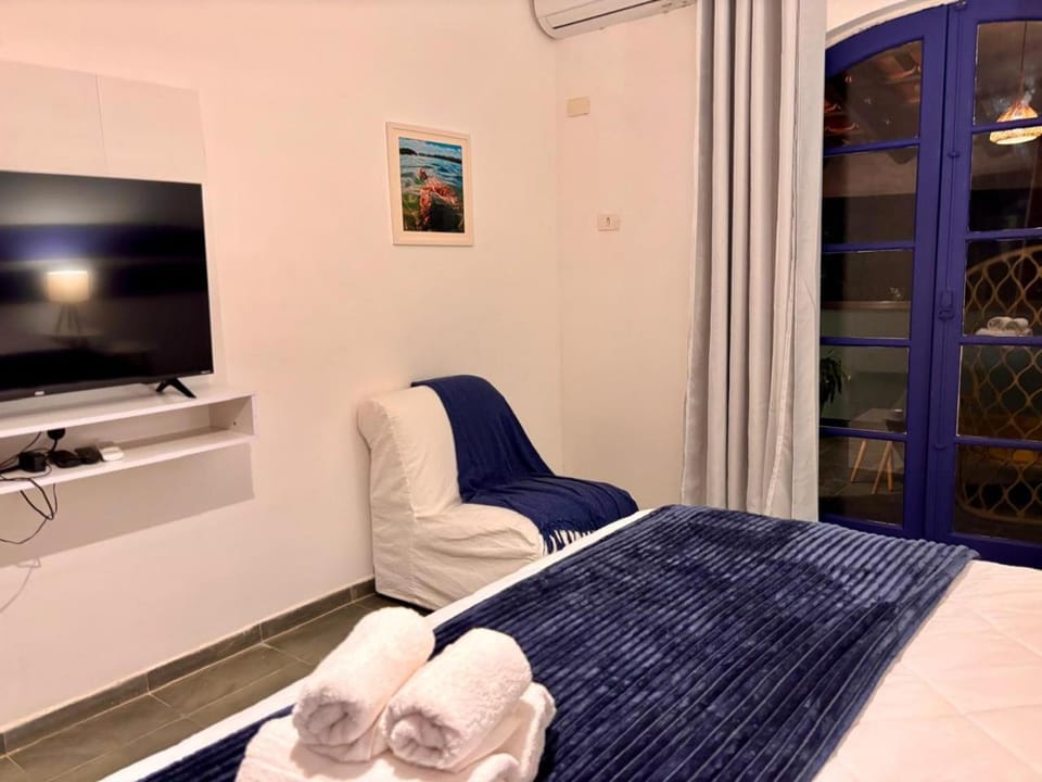 Bed, TV and multimedia, Photo of the whole room, Bedroom, towels, air conditioner