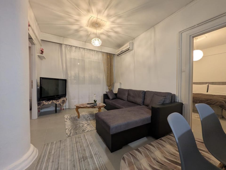 Communal lounge/ TV room, TV and multimedia, Living room, Seating area, air conditioner