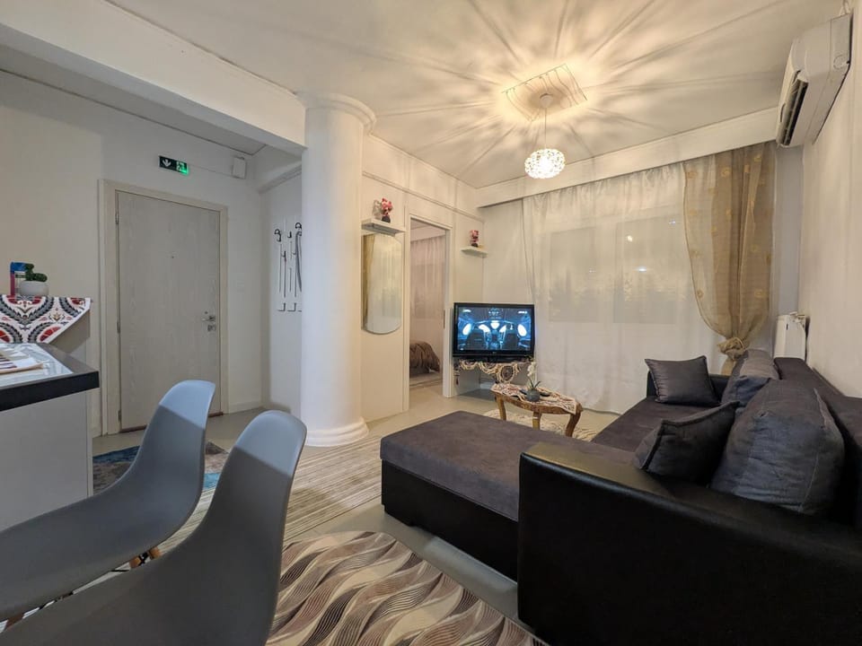 Communal lounge/ TV room, TV and multimedia, Living room, Seating area, air conditioner