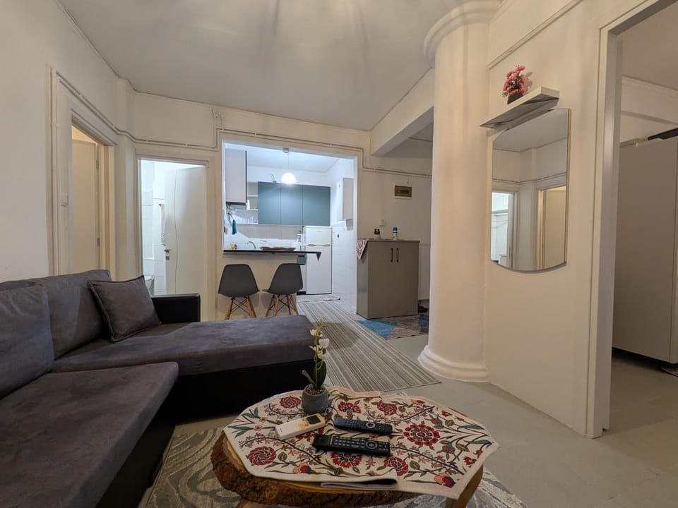 Kitchen or kitchenette, Living room, Seating area, Dining area, oven, stove
