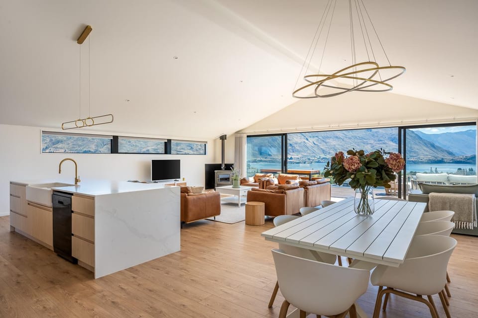 Natural landscape, TV and multimedia, Kitchen or kitchenette, Living room, Seating area, Dining area, Lake view, Mountain view