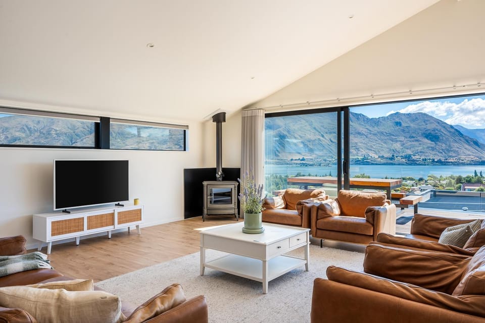 Property building, TV and multimedia, Lake view, Lake view, fireplace