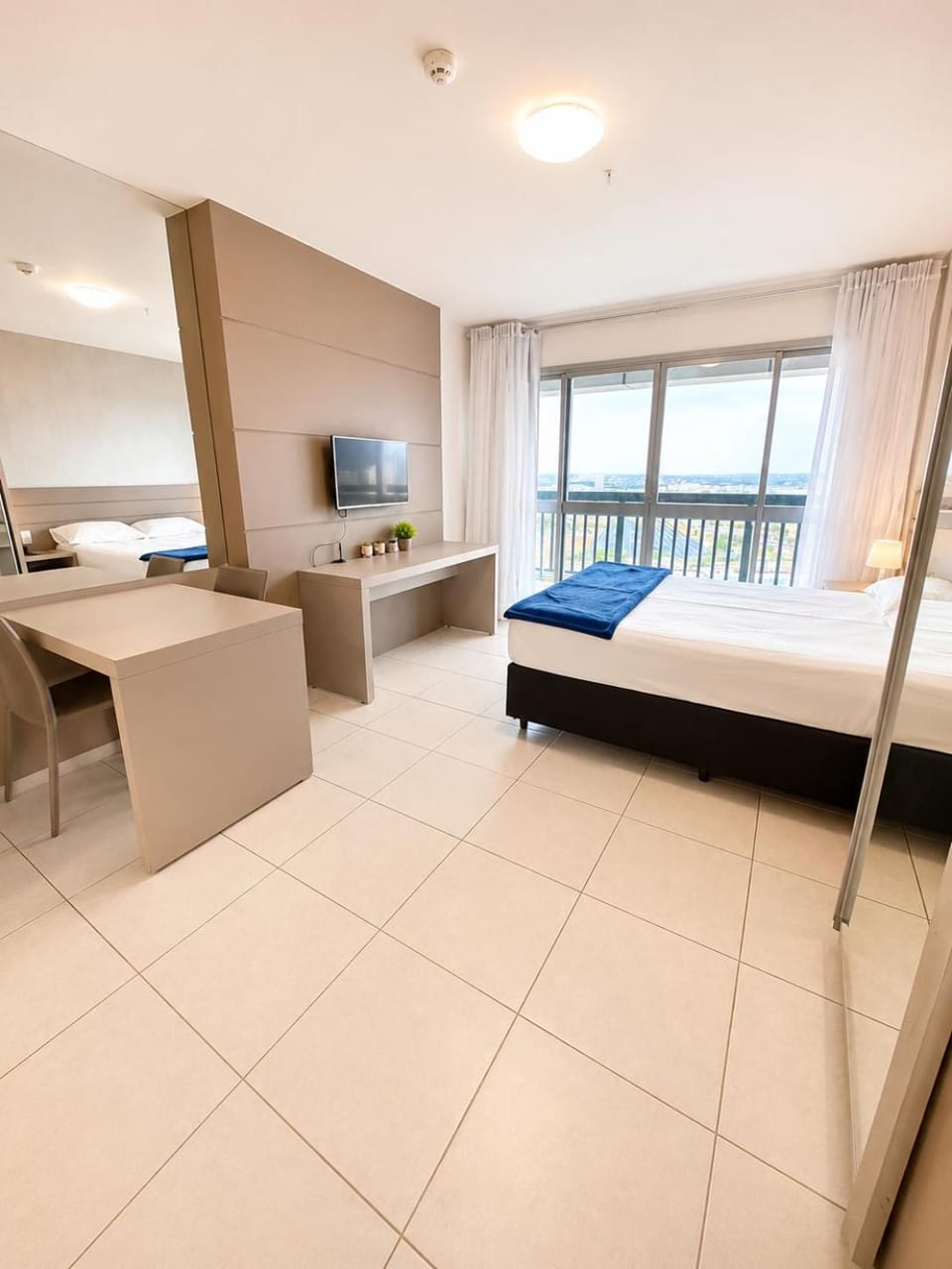 Bed, TV and multimedia, Living room, Photo of the whole room, Seating area, Bedroom