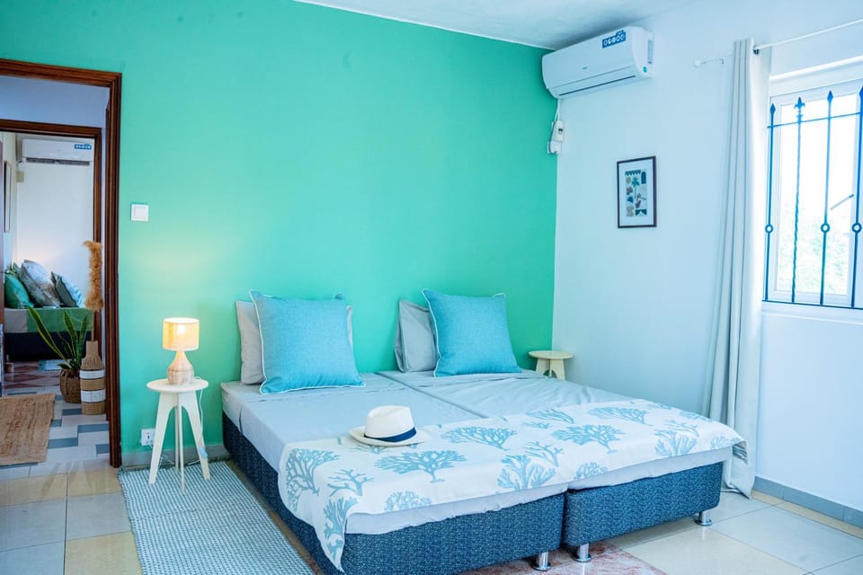 Bed, Living room, Photo of the whole room, Bedroom, air conditioner