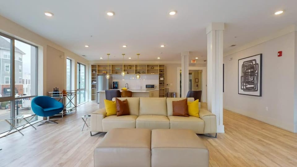 Modern Comforts Free Gym Access Apartment in Stamford