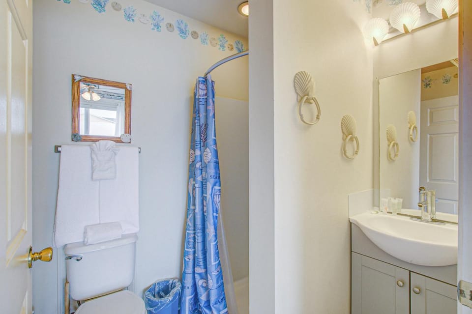 HB01 1 Anchors Away Oceanfront House in Holden Beach