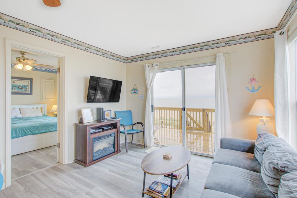 HB01 1 Anchors Away Oceanfront House in Holden Beach