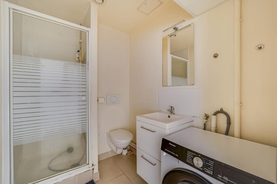 Shower, Toilet, Bathroom, washing machine, dryer