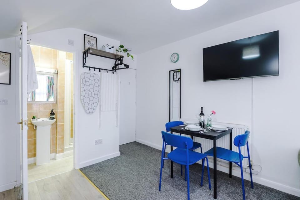 Jephsons Lodge Studio 9 - WiFi, 5 Mins Walk to Town Centre, Free Parking, Netflix, Prime & Disney Apartment in Royal Leamington Spa
