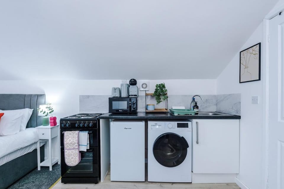 Jephsons Lodge Studio 9 - WiFi, 5 Mins Walk to Town Centre, Free Parking, Netflix, Prime & Disney Apartment in Royal Leamington Spa