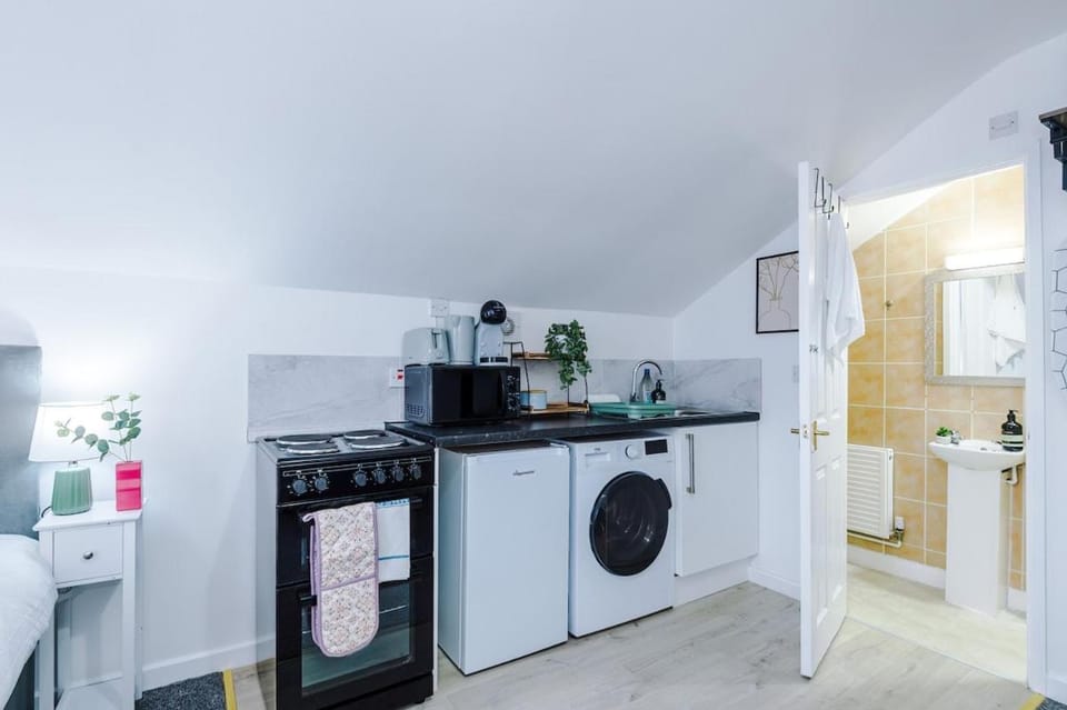 Jephsons Lodge Studio 9 - WiFi, 5 Mins Walk to Town Centre, Free Parking, Netflix, Prime & Disney Apartment in Royal Leamington Spa