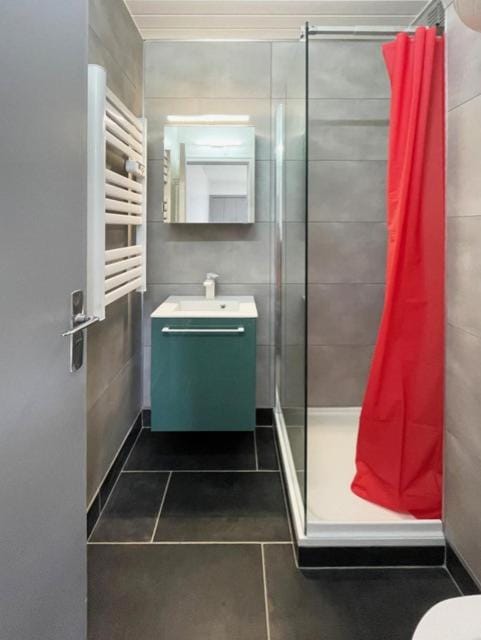 Shower, Toilet, Bathroom, towels