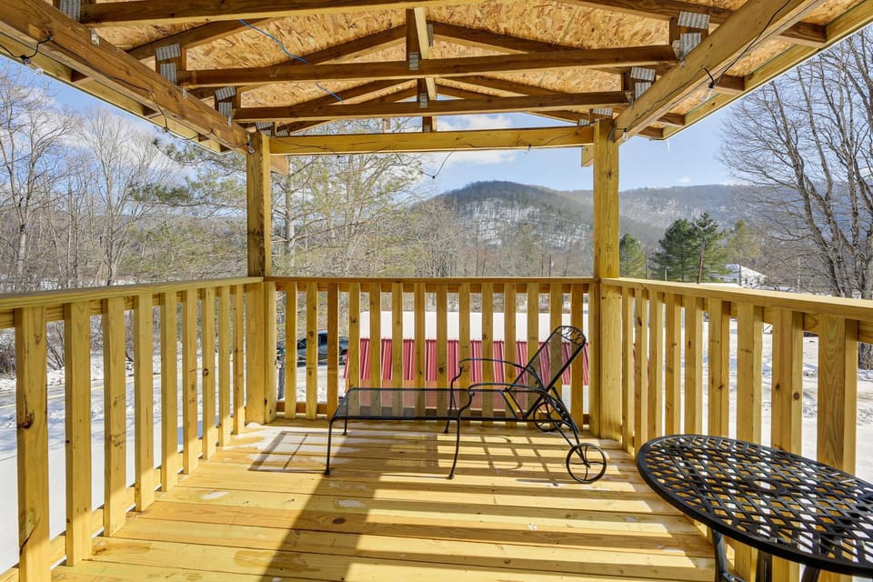 Family Cabin! Close to Greenbrier River & Snowshoe Cabin in Shenandoah Valley