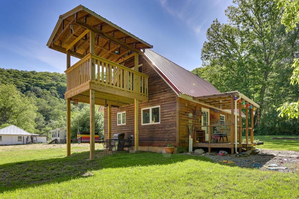 Family Cabin! Close to Greenbrier River & Snowshoe Cabin in Shenandoah Valley