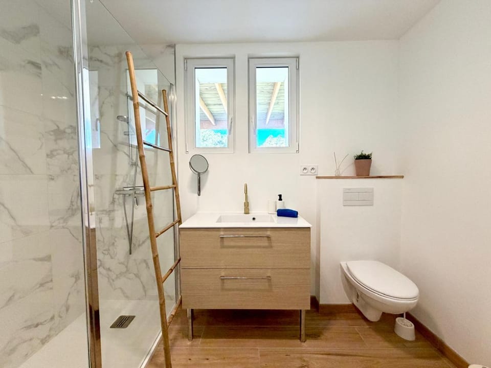 Shower, Toilet, Bathroom
