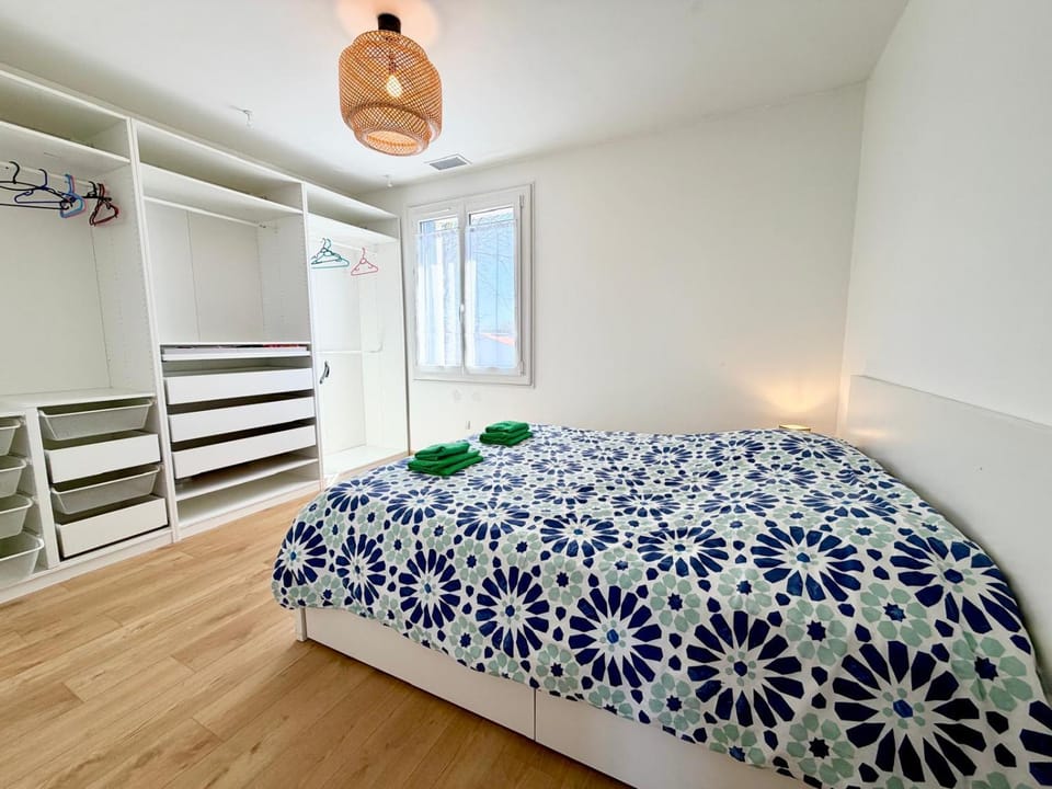 Photo of the whole room, Bedroom, wardrobe