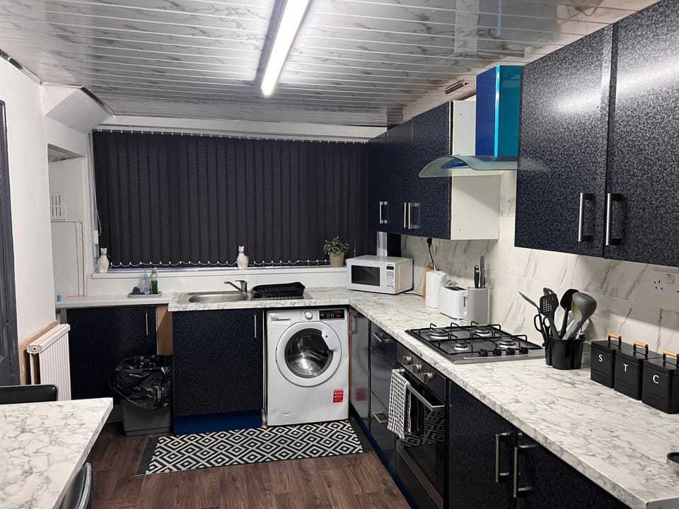 Kitchen or kitchenette, washing machine