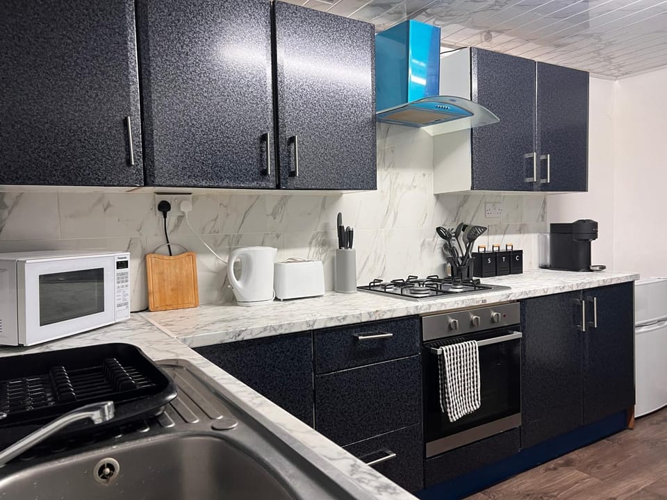 Coffee/tea facilities, Kitchen or kitchenette, stove, toaster