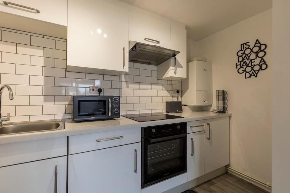 1 Bed Flat In Horsham Town Centre With Free Parking Apartment in Horsham