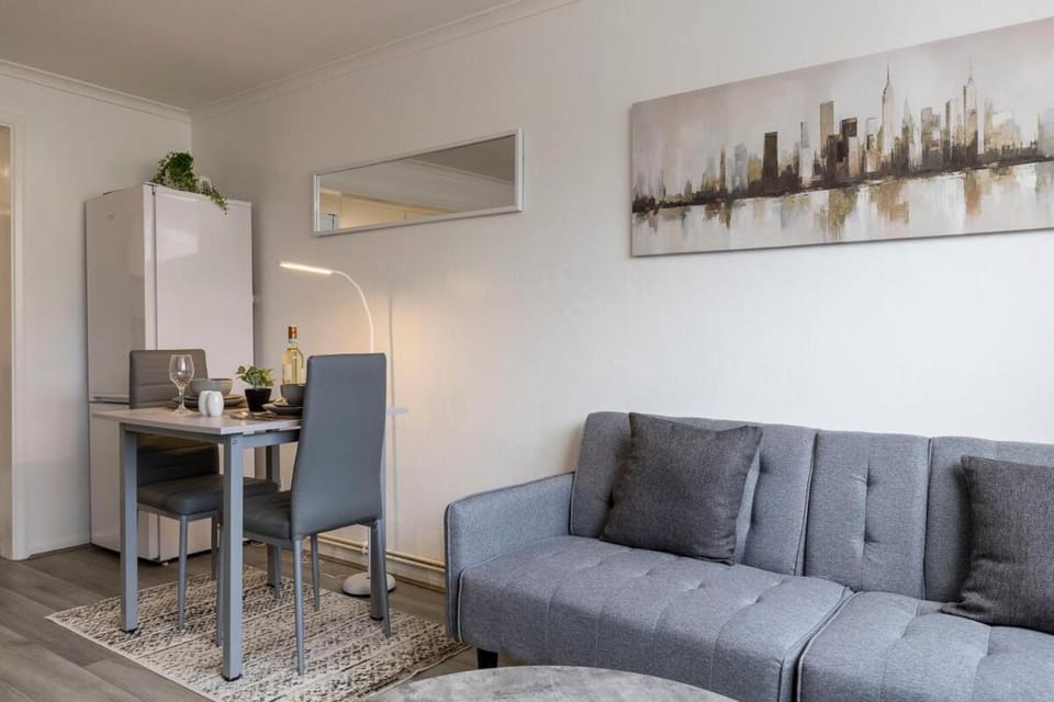 1 Bed Flat In Horsham Town Centre With Free Parking Apartment in Horsham