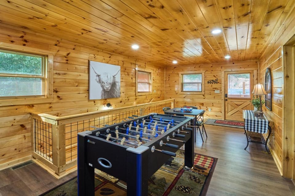 Mountain Bliss Hot Tub Billiards Outdoor Bar House in Pigeon Forge
